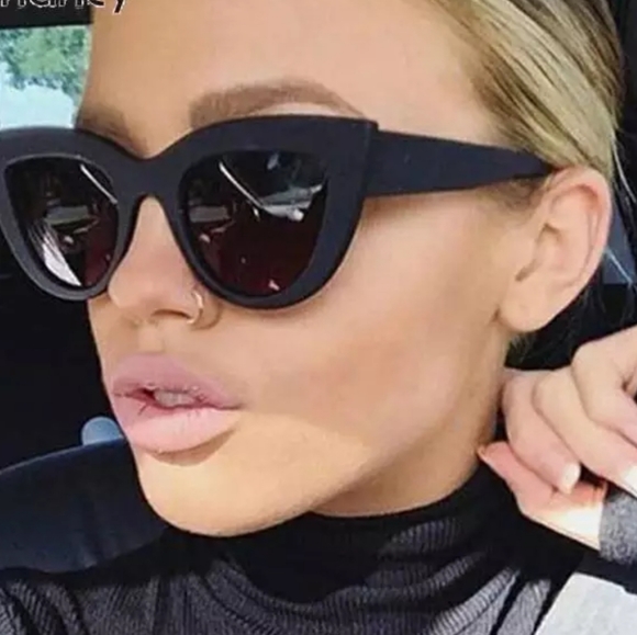Accessories - Retro Cat eye sunglasses